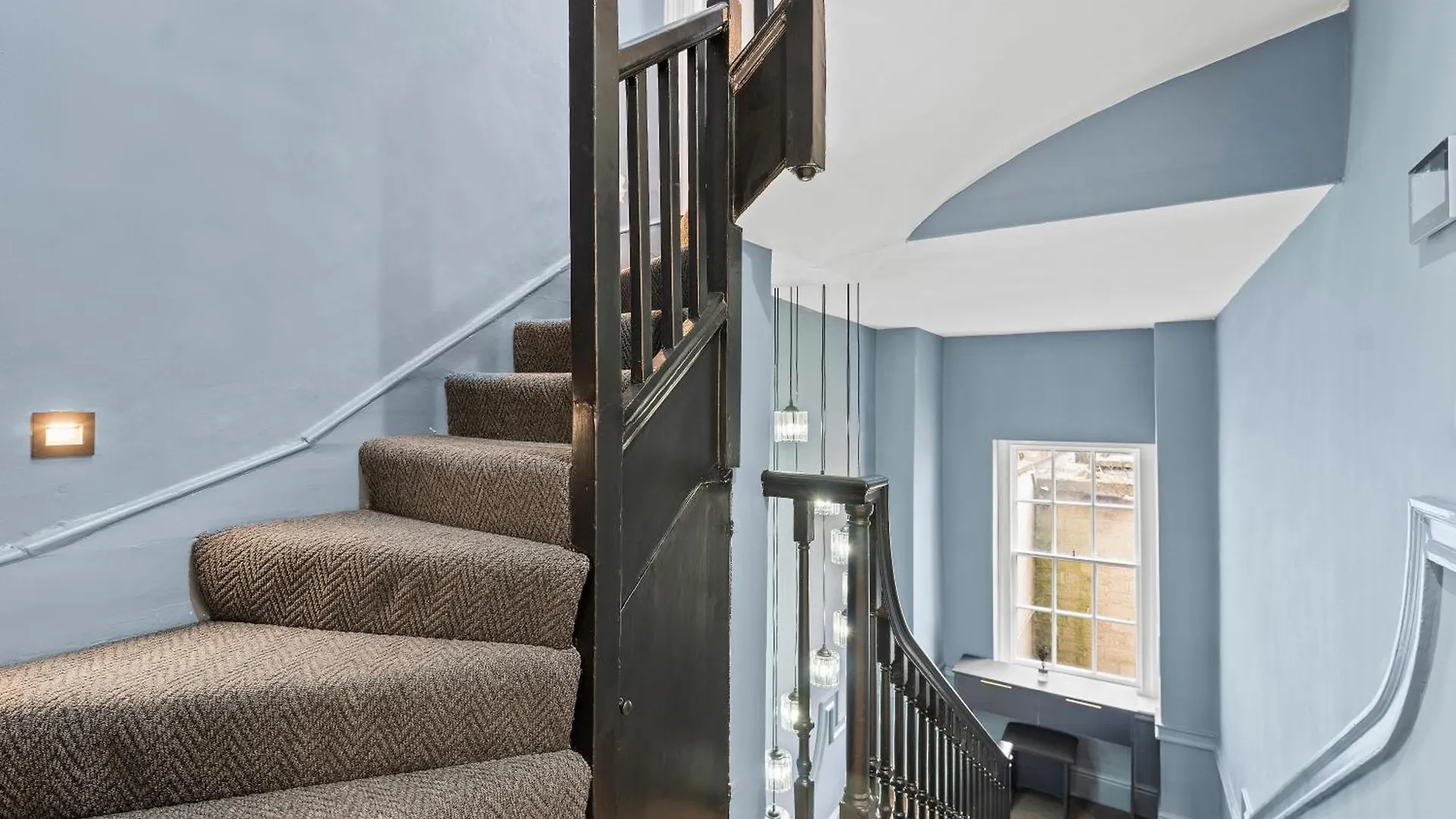 Luxurious Abode In Central Bath Apartment