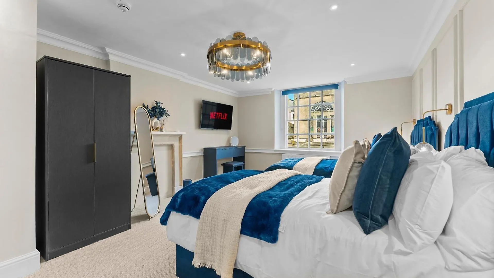 Luxurious Abode In Central Bath