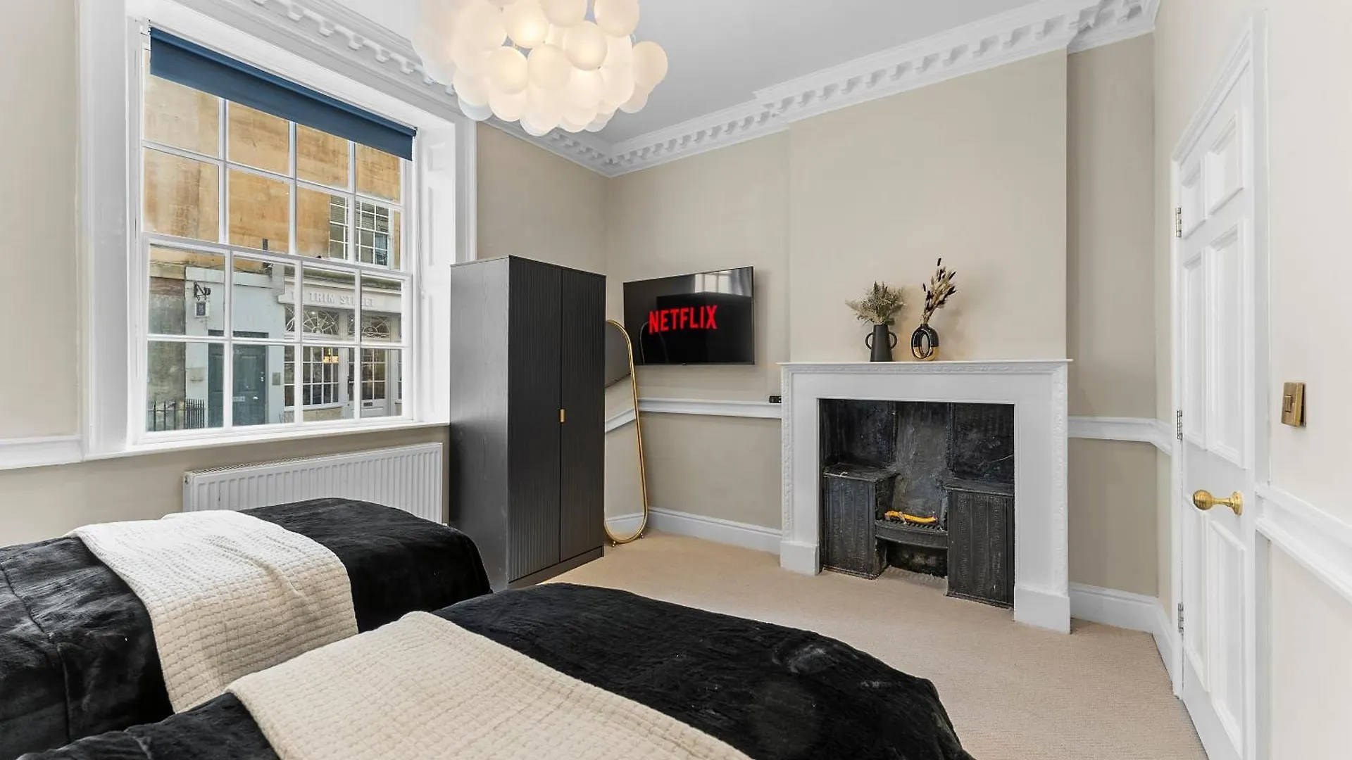 Luxurious Abode In Central Bath 0*,