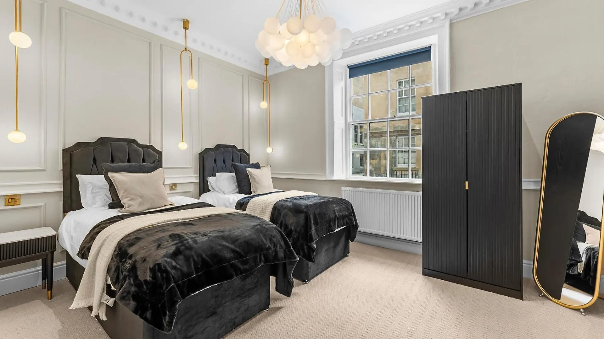Luxurious Abode In Central Bath Apartment