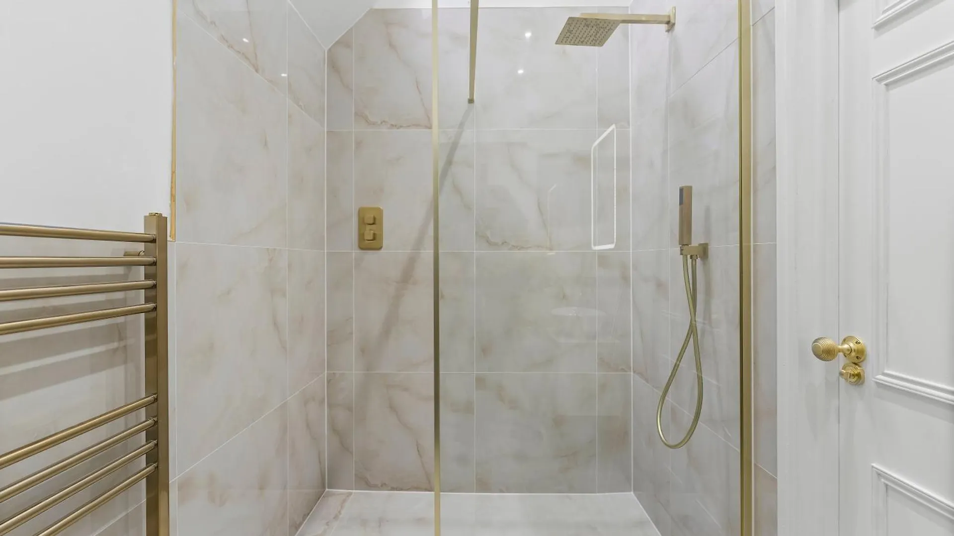Luxurious Abode In Central Bath Apartment