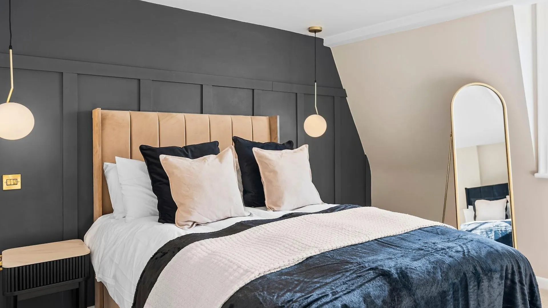 Luxurious Abode In Central Bath